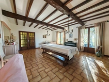 EN EXCLUSIVITÉ – MAISON DE PLAIN-PIED AVEC TERRASSE ET GRAND TERRAIN ARBORÉ