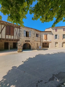 INVESTISSEMENT LOCATIF RARE – Immeuble de rapport au cœur de FOURCÈS, l'un des Plus Beaux Villages de France
