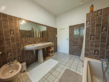 EN EXCLUSIVITÉ – MAISON DE PLAIN-PIED AVEC TERRASSE ET GRAND TERRAIN ARBORÉ
