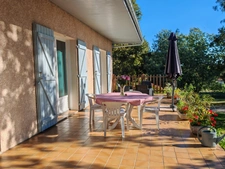 EN EXCLUSIVITÉ – MAISON DE PLAIN-PIED AVEC TERRASSE ET GRAND TERRAIN ARBORÉ