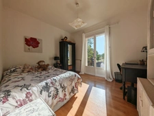 EN EXCLUSIVITÉ – MAISON DE PLAIN-PIED AVEC TERRASSE ET GRAND TERRAIN ARBORÉ