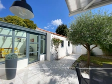 Maison à vendre 5 pièces LA GARNACHE (85), maison de ville 4 chambres, jardinet et garage