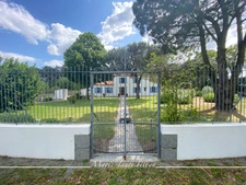 Maison à vendre 7 pièces CHALLANS (85), maison 4 chambres avec véranda, espace détente +piscine, terrain clos de 4730 m2.
