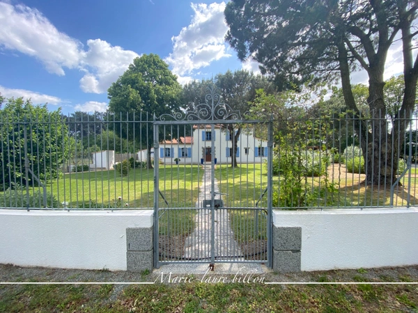 Maison à vendre 7 pièces CHALLANS (85), maison 4 chambres avec véranda, espace détente +piscine, terrain clos de 4730 m2.
