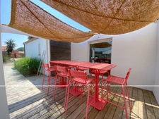 Dpt Vendée (85), à vendre SAINT HILAIRE DE RIEZ, à deux pas de ST GILLES CROIX DE VIE,  maison 5 chambres avec sa grande pièce vitrée - jardin et piscine chauffée, parcelle de 1500 m2  
