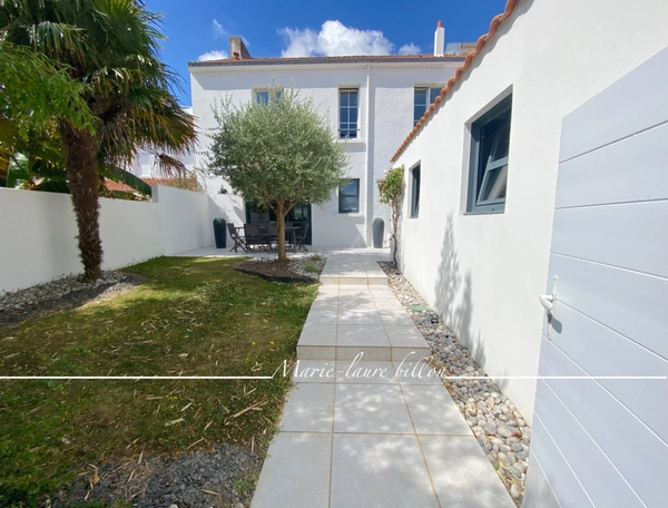 Maison à vendre 5 pièces LA GARNACHE (85), maison de ville 4 chambres, jardinet et garage