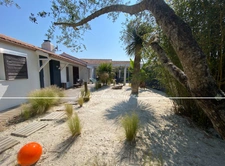 Dpt Vendée (85), à vendre SAINT HILAIRE DE RIEZ, à deux pas de ST GILLES CROIX DE VIE,  maison 5 chambres avec sa grande pièce vitrée - jardin et piscine chauffée, parcelle de 1500 m2  