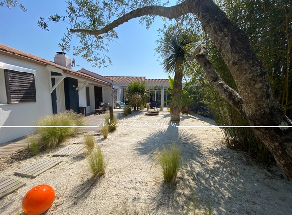 Dpt Vendée (85), à vendre SAINT HILAIRE DE RIEZ, à deux pas de ST GILLES CROIX DE VIE,  maison 5 chambres avec sa grande pièce vitrée - jardin et piscine chauffée, parcelle de 1500 m2  