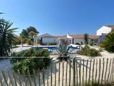 Dpt Vendée (85), à vendre SAINT HILAIRE DE RIEZ, à deux pas de ST GILLES CROIX DE VIE,  maison 5 chambres avec sa grande pièce vitrée - jardin et piscine chauffée, parcelle de 1500 m2  