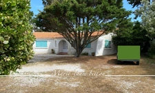 House for sale P8 BRETIGNOLLES SUR MER (85), property complex SEA VIEW, 2 Basque houses on 1,173 m².