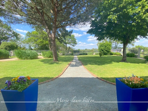 Maison à vendre 7 pièces CHALLANS (85), maison 4 chambres avec véranda, espace détente +piscine, terrain clos de 4730 m2.
