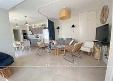 Maison à vendre 4 pièces SAINT GILLES CROIX DE VIE (85), une terrasse, un patio, une courette avec un emplacement de stationnement.