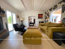 Dpt Vendée (85), à vendre SAINT HILAIRE DE RIEZ, à deux pas de ST GILLES CROIX DE VIE,  maison 5 chambres avec sa grande pièce vitrée - jardin et piscine chauffée, parcelle de 1500 m2  