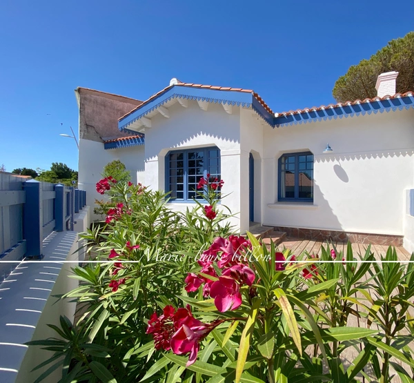Maison à vendre 5 pièces SAINT GILLES CROIX DE VIE (85), jardin de ville avec son spa, garage.