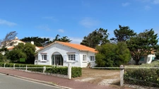 House for sale P8 BRETIGNOLLES SUR MER (85), property complex SEA VIEW, 2 Basque houses on 1,173 m².