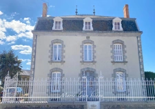 Dpt Deux Sèvres (79), à vendre NUEIL LES AUBIERS maison bourgeoise de 222 m² + dépendances et terrain de 1 041 m² 