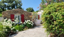 Propriété d'exception à vendre 9 pièces sur L'ILE D'YEU (85), ensemble immobilier de 2 maisons, pièce avec spa, jardin et garage.