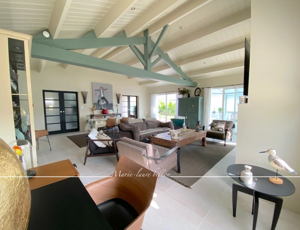 Maison à vendre 7 pièces SAINT GILLES CROIX-DE-VIE, grande maison familiale avec piscine et sa parcelle de 2224 m2.