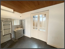 Ensemble en pierre, maison principale avec jardin et 1 appartement à VILLEFRANCHE DE LONCHAT (24)