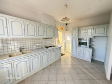 Maison avec dépendance, cave à vin et terrain clos de 1 737 m² à Pineuilh (33)