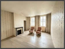 Ensemble en pierre, maison principale avec jardin et 1 appartement à VILLEFRANCHE DE LONCHAT (24)