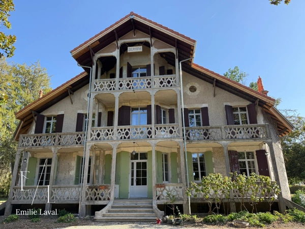 Maison atypique de 9 chambres et 6 salles de bain à Pineuilh 33