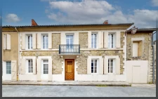 Ensemble en pierre, maison principale avec jardin et 1 appartement à VILLEFRANCHE DE LONCHAT (24)