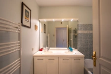 T3 traversant Est/Ouest, climatisé, balcon + garage & parking – Emplacement recherché à Bron (69)