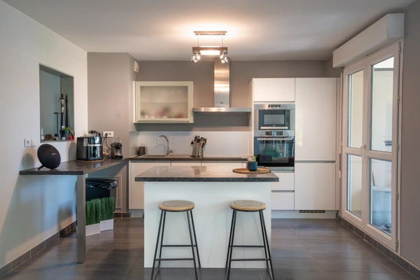  Grand T3 de 78 m² avec terrasse, garage possible et piscine privative à Bron (69)