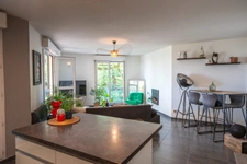  Grand T3 de 78 m² avec terrasse, garage possible et piscine privative à Bron (69)