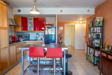 T3 traversant Est/Ouest, climatisé, balcon + garage & parking – Emplacement recherché à Bron (69)