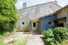 Maison de village 4 pièces avec cour intérieure et jardin - VARAIGNES (24)