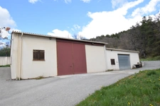Propriete Peyroules Villa avec piscine intérieure dex hangars forte rentabilité.