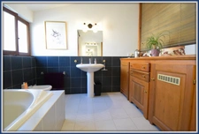 House LA COLLE SUR LOUP (06) with independent studio