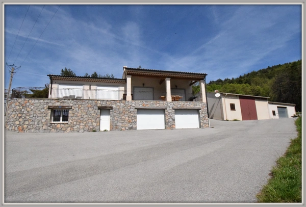 Propriete Peyroules Villa avec piscine intérieure dex hangars forte rentabilité.