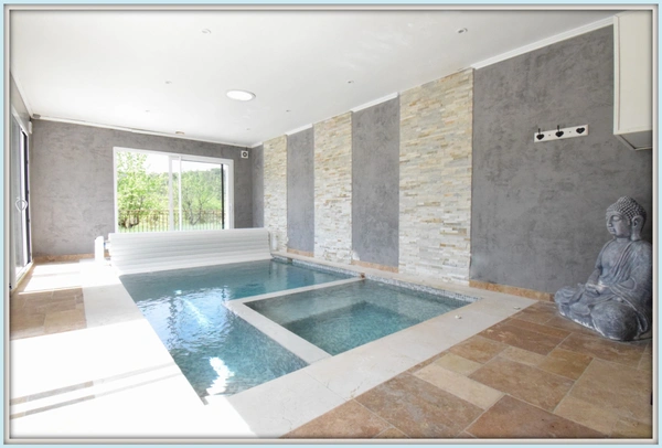 Propriete Peyroules Villa avec piscine intérieure dex hangars forte rentabilité.