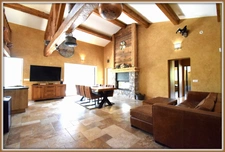Propriete Peyroules Villa avec piscine intérieure dex hangars forte rentabilité.