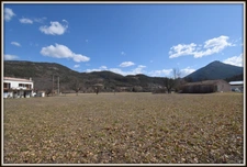  CASTELLANE terrain plat à bâtir avec permis valide pour villa et hangar  Vidéo disponible