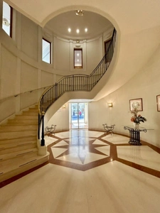Appartement large studio avec balcon climatisation