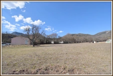  CASTELLANE terrain plat à bâtir avec permis valide pour villa et hangar  Vidéo disponible