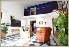House LA COLLE SUR LOUP (06) with independent studio