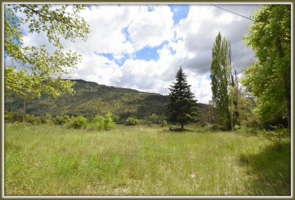 Bastide provençale à quelques pas du lac de Castillon et proche de Castellane. 