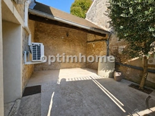 LABBEVILLE — MAISON EN PIERRE RÉNOVÉE, DEUX CHAMBRES, PATIO ET CAVE VOÛTÉE