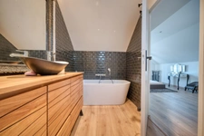 VIRY-CHÂTILLON – À deux pas du lac – Superbe maison rénovée avec séjour cathédrale de 50 m² - Surface au sol 140m² 