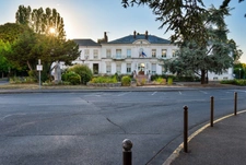 VIRY-CHÂTILLON – À deux pas du lac – Superbe maison rénovée avec séjour cathédrale de 50 m² - Surface au sol 140m² 
