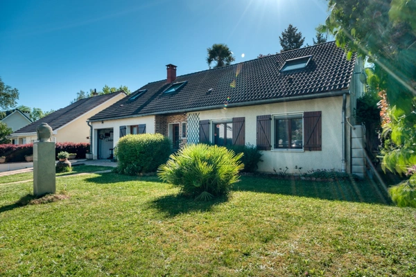 Elégante maison Familiale de 8 pièces 180m² avec Vie de Plain-Pied 6 Chambres - DPE C- Véranda et terrain arboré de 756m² 