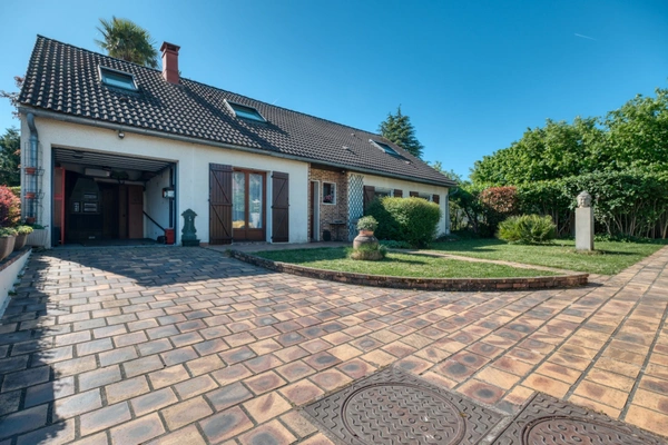 Elégante maison Familiale de 8 pièces 180m² avec Vie de Plain-Pied 5 Chambres - DPE C- Véranda et terrain arboré de 756m² 