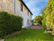Longère en pierre rénovée – Piscine, charme & confort