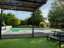 Longère en pierre rénovée – Piscine, charme & confort