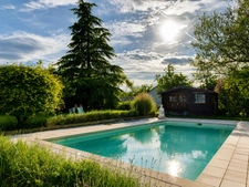 Longère en pierre rénovée – Piscine, charme & confort